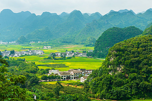 万峰林山村