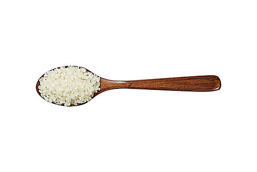 木勺子舀大米在白色背景上