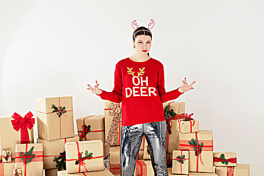年轻,女人,头像,红色,毛衣,驯鹿,鹿角,姿势,一堆,圣诞礼物