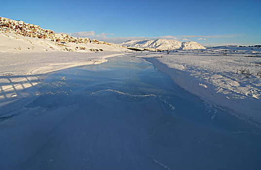 iceland,national,park,pingvellir,frozen,river,along,tourist,path,in,snow