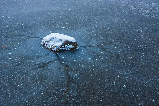 冰上的石头