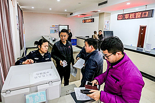 河南滑县,贫困县摆脱贫困2000人出国旅游淘金办理出入境手续