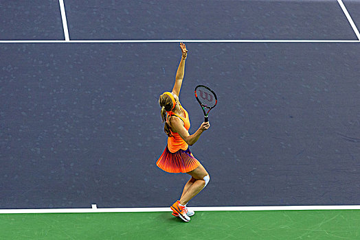 打网球的女人