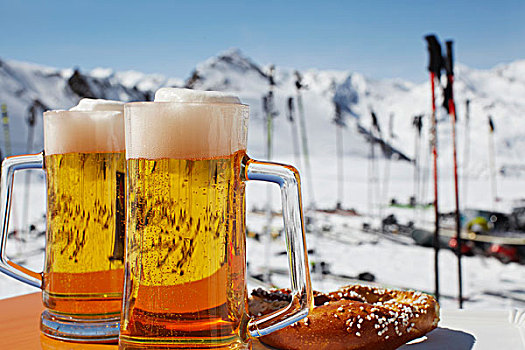 两个,玻璃杯,啤酒,露天咖啡馆,桌子,奥地利