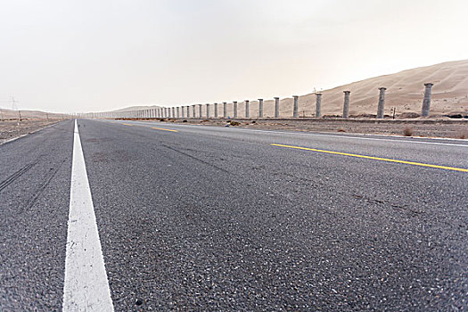 中国西部荒野道路