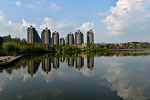 贵州遵义,昔日荒草低洼地,变身美丽天鹅湖