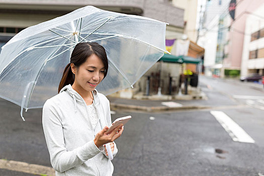 亚洲女性,拿着,伞,打手机,广岛市