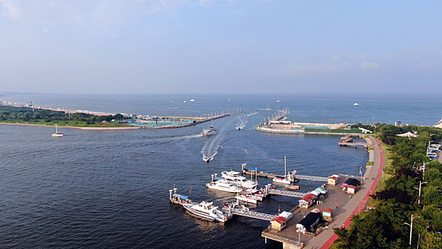 山东省日照市,海滨旅游迎热潮,游客乘坐游船出海感受大海风情