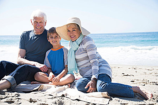 头像,祖父母,孙子,坐,海滩,微笑