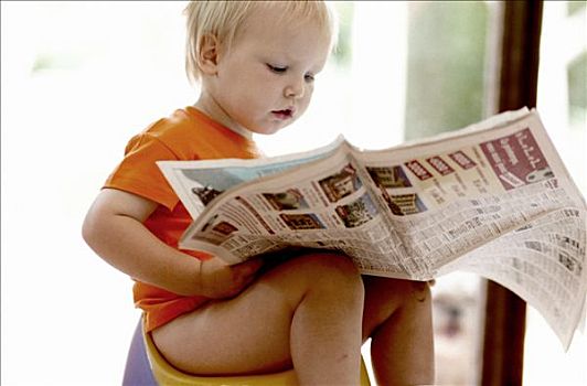 小男孩,坐,读报