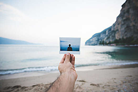人,拿着,向上,照片,加尔达湖,意大利