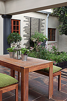 木桌子,长椅,绿色,座椅,垫子,砖瓦,梯田,背景