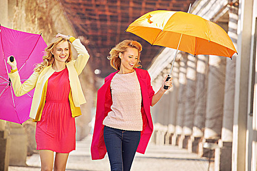 自信,女孩,走,彩色,伞