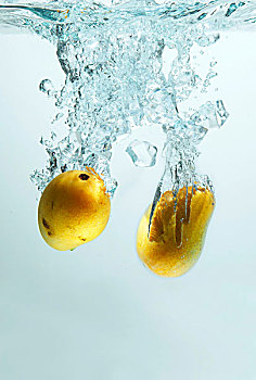 掉进水中的芒果