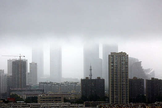 山东省日照市,海面上风起云涌变幻莫测,乌云翻滚带来大风大雨,气象部门再发暴雨黄色预警