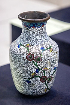 河南省安阳博物馆内展示的清代景泰蓝,掐丝珐琅,制品,梅花纹瓶,饰品摆件