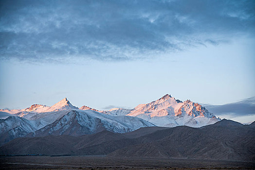 g315国道旁清晨日照喀英迪克让雪山,喀拉吉勒嘎乔库雪山,米纳尔山雪山