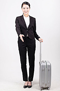 一个拉着行李箱的商务女士