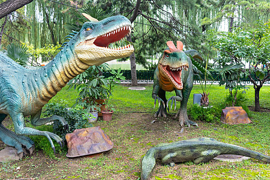 公园里的恐龙模型