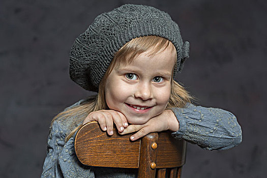 头像,微笑,女孩,穿,针织帽,坐,木椅,灰色背景