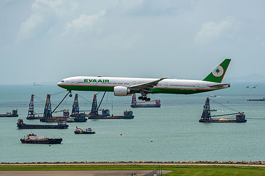 一架台湾长荣航空的客机正降落在香港国际机场