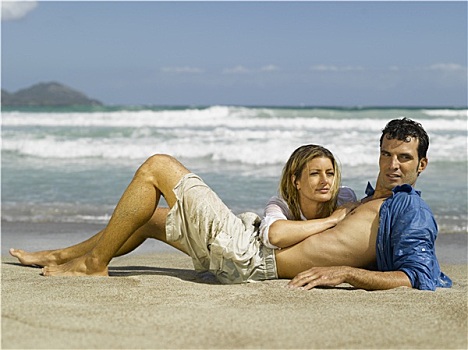 中年,夫妻,躺着,海滩