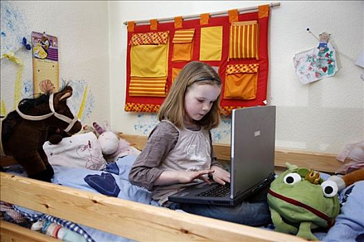 女孩,7岁,老,工作,电脑,在家,房间,坐,铺位,家庭作业,学校,教育,软件