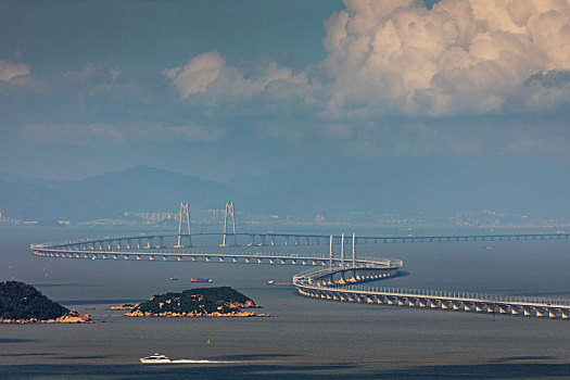 中国南海伶仃洋上的港珠澳跨海大桥