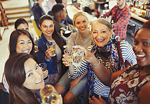 头像,微笑,自信,女人,朋友,祝酒,啤酒,葡萄酒杯,酒吧