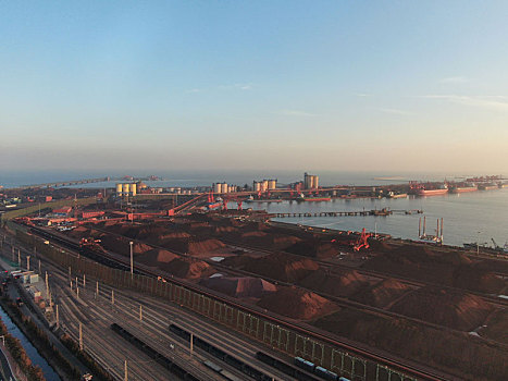 山东省日照市,新年第二天,航拍港口铁矿石繁忙有序的作业现场