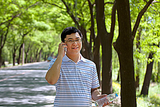 用手机打电话的成功商务男士