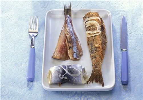 香料醋渍鲱鱼卷,鲱鱼片,盘子
