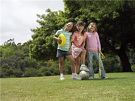 三个女孩,7-9岁,站立,草,公园,飞盘,足球,跳绳,头像