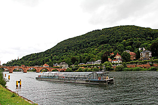 德国海德堡河流上行驶的游船