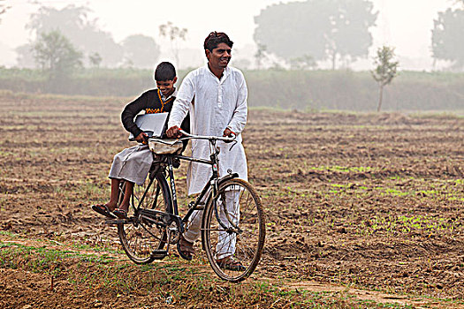 印度,北方邦,男青年,推,自行车,土地,年轻,女青年,拿,架子,拿着,笔记本电脑