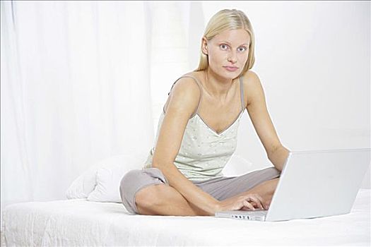女人,床上,笔记本电脑