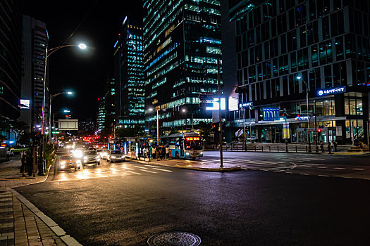 韩国首尔明洞街头交通夜景风光
