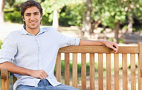 微笑,男人,坐,长椅,公园
