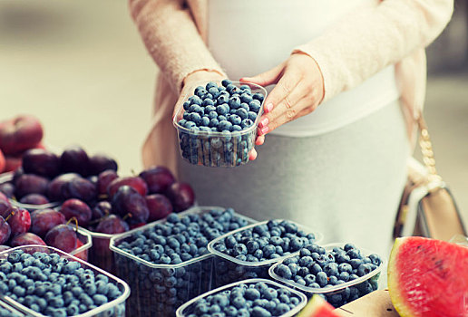 孕妇,买,蓝莓,街边市场