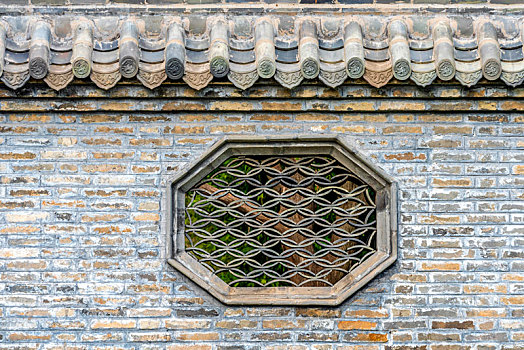 中国山东省潍坊市青州古城偶园镂空的花窗墙