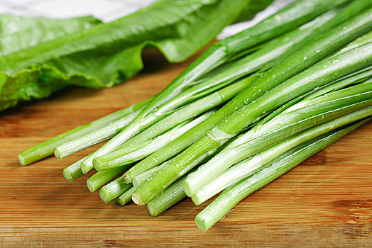 木底上放着新鲜韭菜