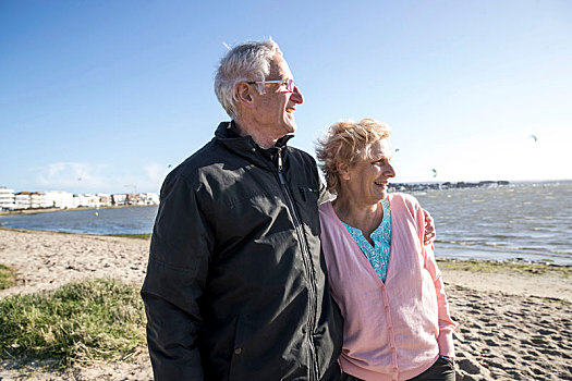 老年夫妇,享受,海滩