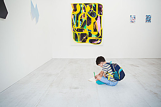 男孩,短小,黑发,穿,背包,坐在地板上,画廊,笔,纸,看,现代,绘画