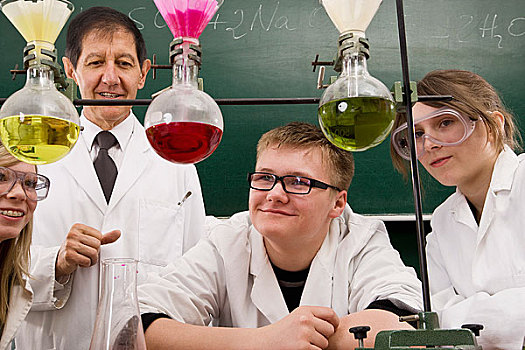 教师,指导,两个,学生,化学,实验