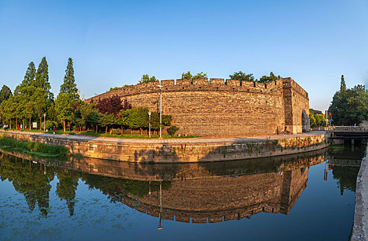 晴日里的荆州古城墙很安静