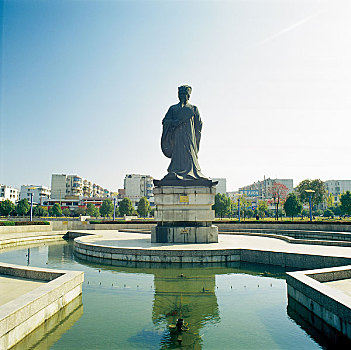 湖北赤壁朱葛亮塑像