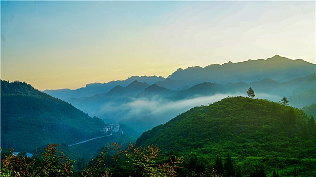 重庆酉阳,夏日乡村公路美如画