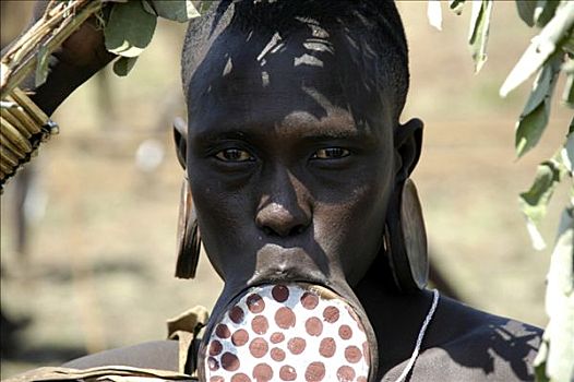 肖像,年轻,女人,穿,圆点,粘土,嘴唇,光盘,盘形,摩西族,靠近,金卡,埃塞俄比亚,非洲