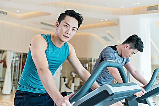年輕男子在健身房健身