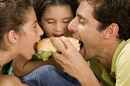 侧面,父母,女儿,吃,汉堡包
